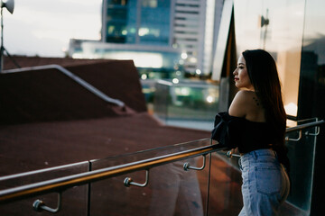 Mujer bonita disfrutando la vista desde un edificio