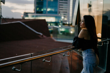 Mujer bonita disfrutando la vista de la ciudad