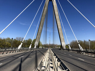 Obraz premium Swietokrzyski Bridge over River Vistula in Warsaw