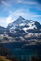 Obraz premium Alpes Suizos en invierno y desde el Walensee