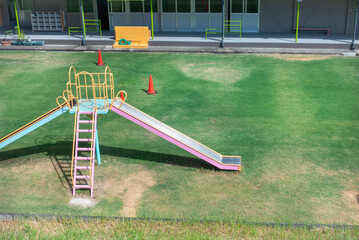 保育園・幼稚園の園庭のイメージ写真。