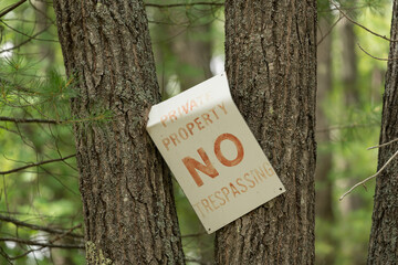 no trespassing sign on tree