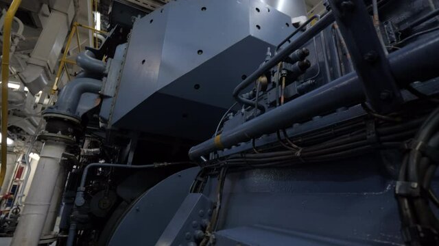 Gear of shaft generator with main engine of ship