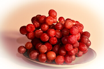 Rote Weintrauben, appetitlich, reif, Weintrauben auf einem Teller, lecker, große Früchte