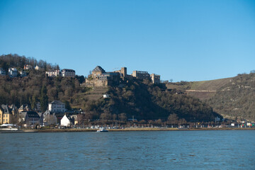 Fototapeta premium Blick über den Rhein auf St. Goar und Burg Rheinfels