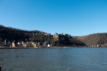 Fototapeta na wymiar Blick über den Rhein auf St. Goar und Burg Rheinfels