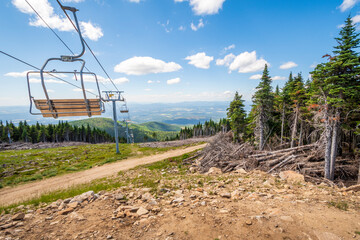 Obraz premium An empty ski lift not operating during summer at the Mt Spokane State Park ski resort overlooking the Spokane, Washington area, USA
