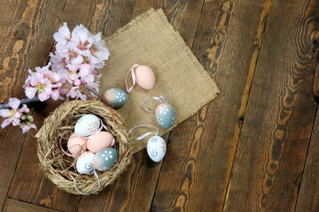 Uova di Pasqua con nido e fiori di mandorlo