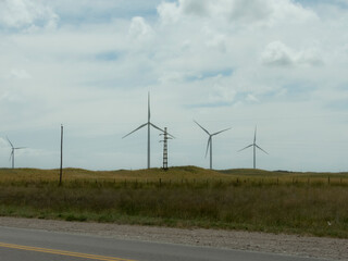 Ruta de argentina con el fondo un parque eolico