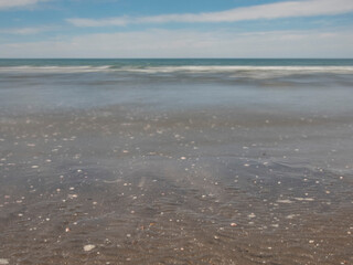 Vista desde la playa con el fondo el mar