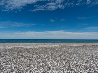 Vista desde la playa con el fondo el mar