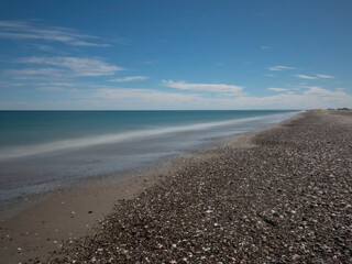Vista desde la playa con el fondo el mar