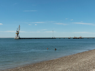 Playa con el fondo el puerto