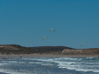 Practica de kitesurf en la costa de playas doradas , Sierra grande, Rio grande, Argentina