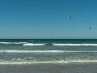 Practica de kitesurf en la costa de playas doradas , Sierra grande, Rio grande, Argentina