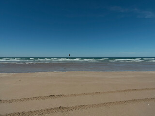 Playa de las grutas con el mar de fondo