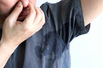 Men wear white sleeves, arms are covered with armpits, they are unclean and unclean.