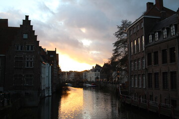 Naklejka premium Amsterdam canals with a sunset