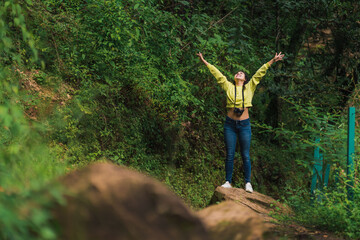 Obraz premium happy woman in the middle of a forest