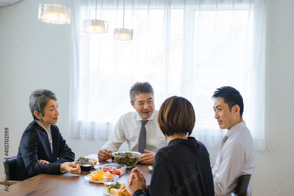 Wall mural 朝食を食べる二世代夫婦