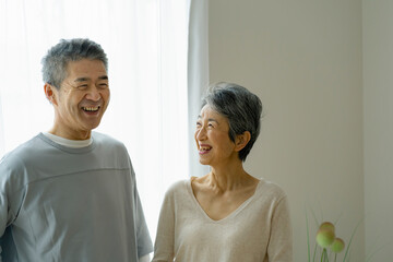 笑顔の日本人シニア夫婦