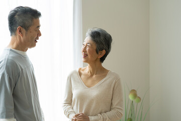 会話する日本人シニア夫婦