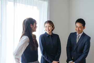 日本人女子学生と両親