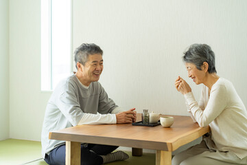 Obraz premium 和室でくつろぐシニア夫婦