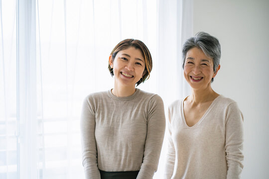 笑顔の30代日本人女性とシニア女性