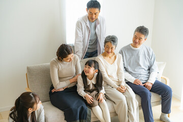 リビングでくつろぐ日本人三世代家族