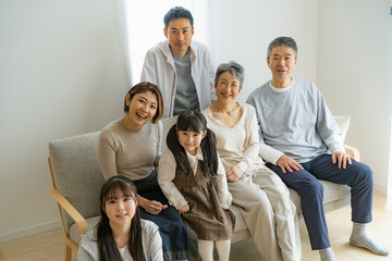 リビングでくつろぐ日本人三世代家族