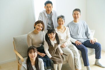 Fototapeta na wymiar リビングでくつろぐ日本人三世代家族