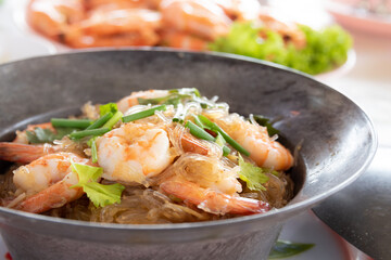 Fototapeta na wymiar shrimps baked with glass noodles