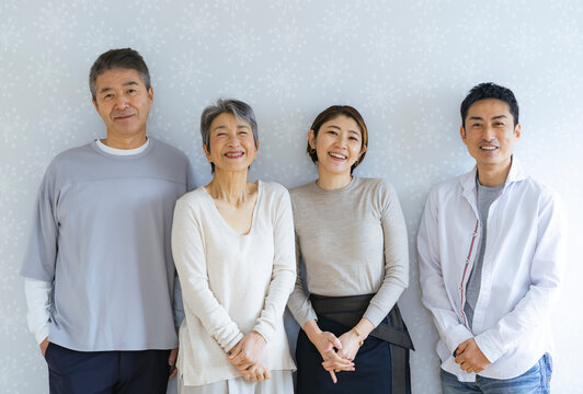 笑顔の日本人二世代家族
