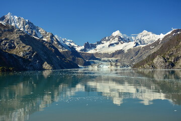 Fototapeta na wymiar spectacular margerie glacier and surrounding mountain peaks of the fairweather range on a sunny summer day in glacier bay national park, southeast alaska