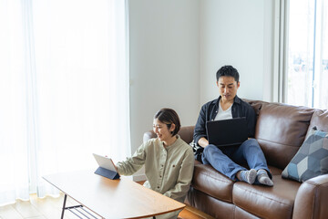 リビングでくつろぐ日本人夫婦