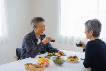 Obraz na płótnie Canvas 食事をする日本人シニア夫婦