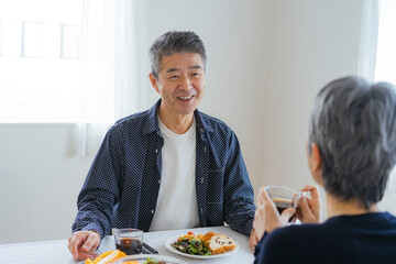 食事をする日本人シニア夫婦