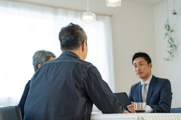 シニア夫婦とビジネスマン