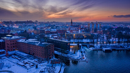 Bydgoszcz and frozen Brda river at dusk in winter, Poland - obrazy, fototapety, plakaty