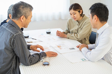 打ち合わせをする中高年男女4人