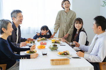 朝食を食べる日本人三世代家族