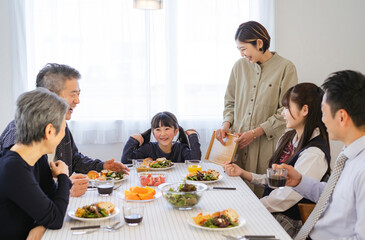 Fototapeta na wymiar 朝食を食べる日本人三世代家族