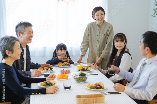 朝食を食べる日本人三世代家族 Wall Mural Wallpaper Murals Arc Image Gallery