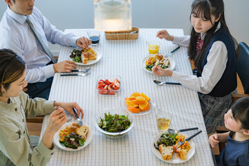 Obraz na płótnie Canvas 朝食を食べる日本人家族