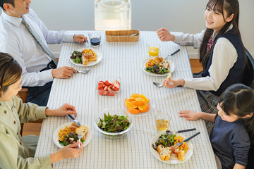 朝食を食べる日本人家族