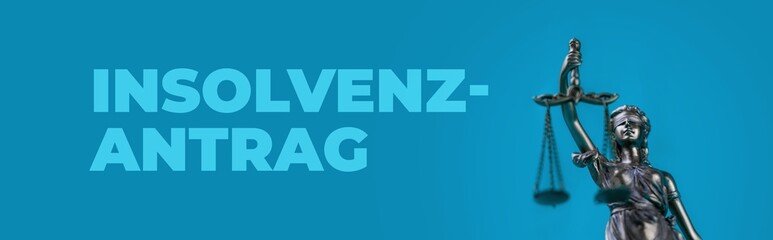 Insolvenzantrag. Justitia Statue isoliert. Text auf blauem Hintergrund. Symbol f&uuml;r Recht und Anwalt.