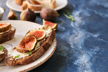 Tasty sandwiches with fig on color background