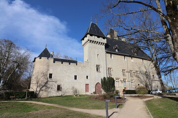 Fototapeta na wymiar Le château de Chazey, construit au 12 ème siècle et rénové au 19 ème siècle, vue de l'extérieur, ville de Chazey sur Ain, département de l'Ain, France