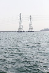 Obraz premium 한국의 경기도시흥시시화호를지나가는송전탑입니다